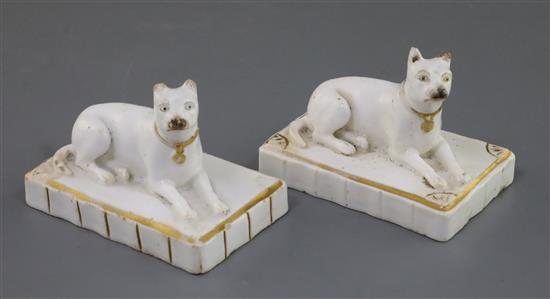 Two Rockingham porcelain figures of terriers, c.1830, L. 9.7cm, ear chips